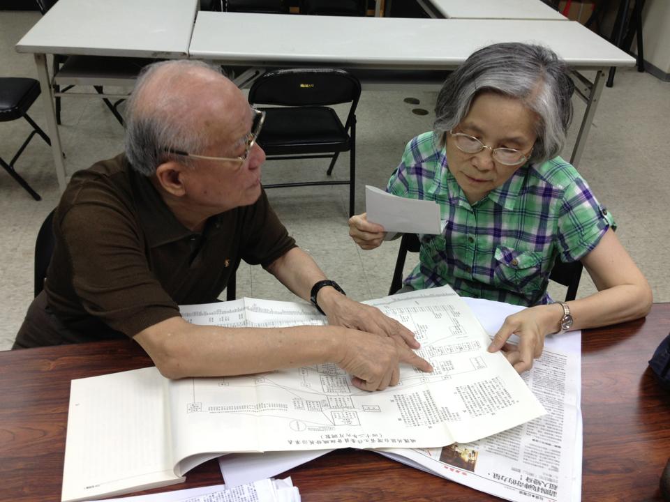 陳明忠先生與倪慧如女士正在看四十年代末期省工委的組織架構圖