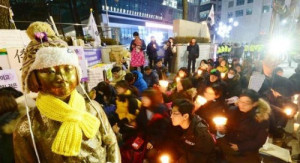 韓國大學生冒著嚴寒示威，抗議撤走日本駐韓大使館前的慰安婦少女銅像。（網路圖片）